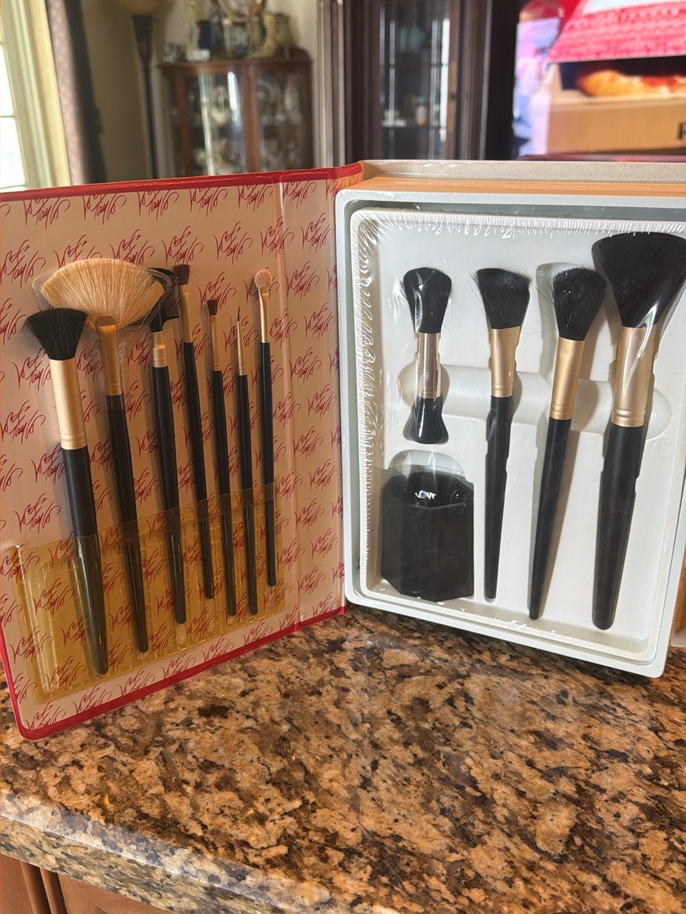 Lord & Taylor Black and Gold Makeup Brush Set - 11 Piece Set